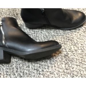 Arizona woman’s ankle boots size 6 black
